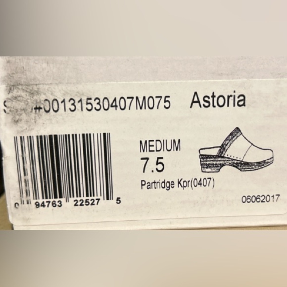 Brand New Women’s KLOGS “Astoria” Clog slide-ins in color Brown - Picture 3 of 3